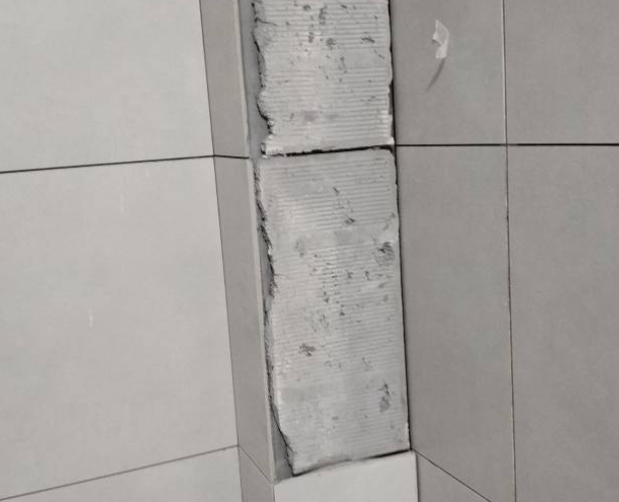 宝应瓷砖空鼓维修公司分享下瓷砖施工前基层浇水润湿程度不足，可能导致以下问题