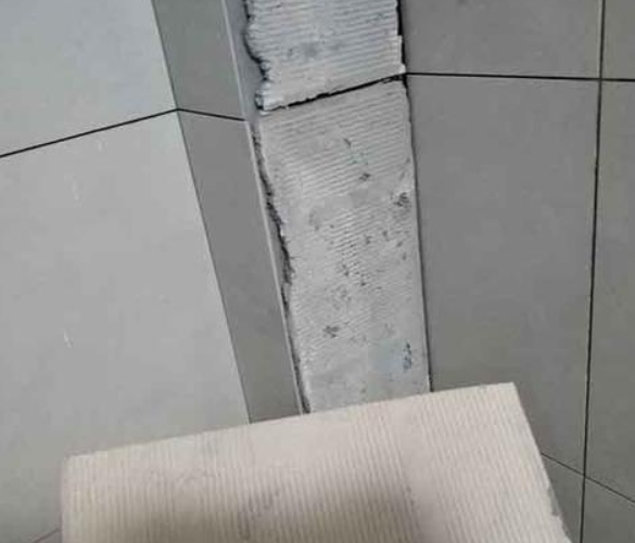 宝应瓷砖空鼓维修公司分享下厨房瓷砖脱落的补救措施。